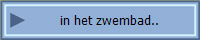 in het zwembad..